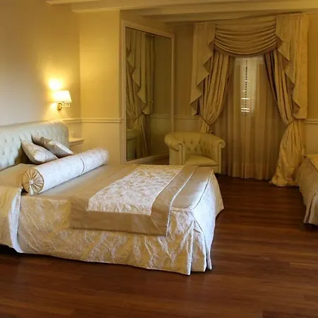 Отель Santa Chiara
