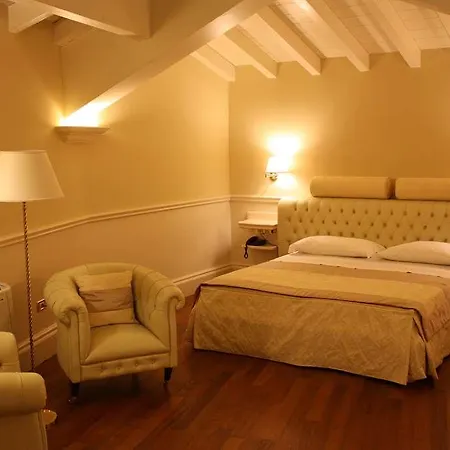 Отель Santa Chiara 4*